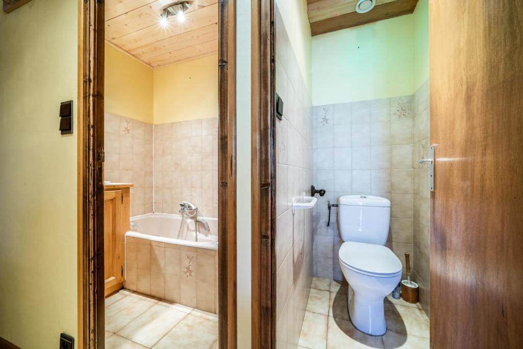 une salle de bain avec toilettes et baignoire dans l'établissement Studio Chénives - Morzine, à Morzine 14 autres photos