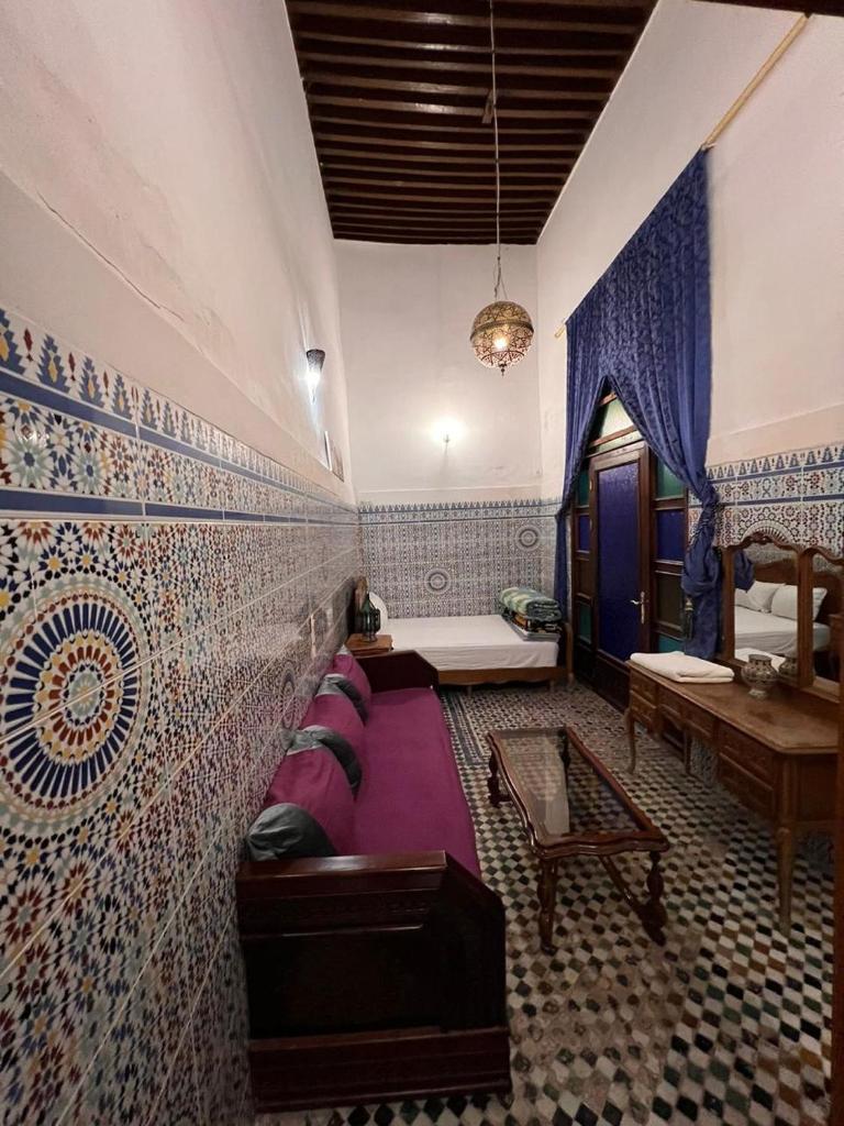 un salon avec un canapé et une table dans l'établissement Dar Lalla Kenza, à Fès