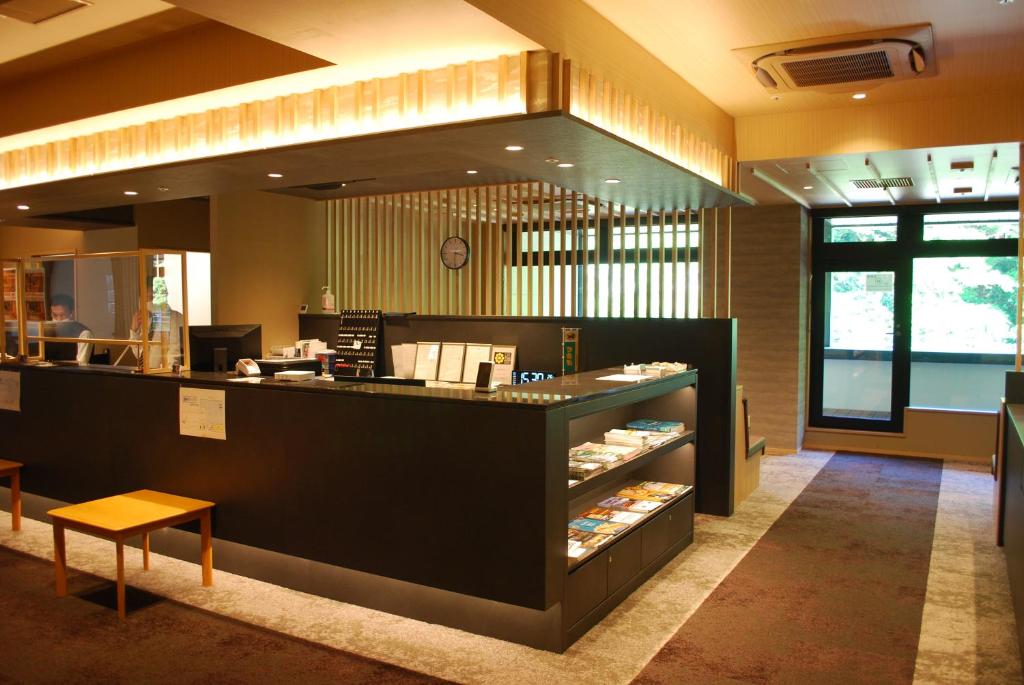 un restaurant avec un comptoir avec des aasteryasteryasteryasteryasteryasteryasteryasteryasteryasteryasteryasteryasteryasteryasteryasteryasteryasteryasteryasteryasteryasteryasteryasteryasteryasteryasteryasteryasteryasteryasteryasteryasteryasteryasteryasteryasteryasteryasteryasteryasteryas dans l'établissement Hakone Suimeisou, à Hakone