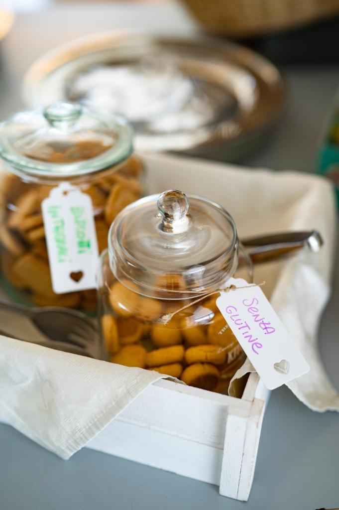 un pot de miel avec une étiquette de prix dessus dans l'établissement Hotel Baby B&B, à Milano Marittima