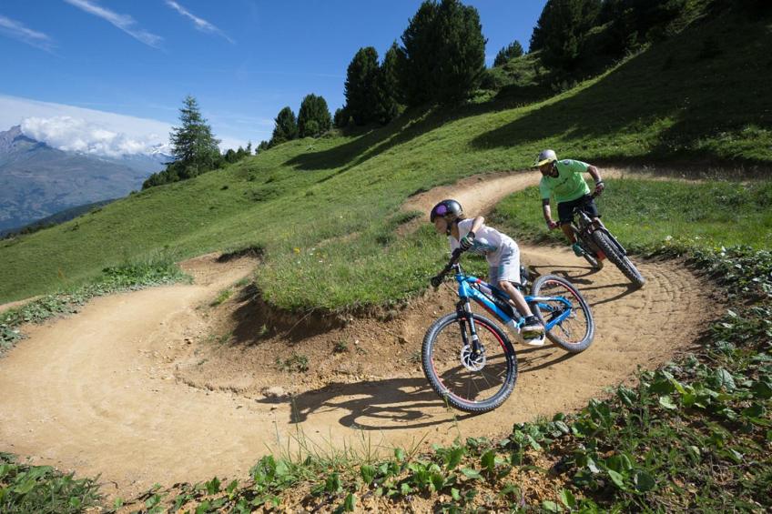 2 personnes à vélo sur un chemin de terre dans l'établissement APPART ZIG-ZAG LES COCHES, à Les Coches 16 autres photos