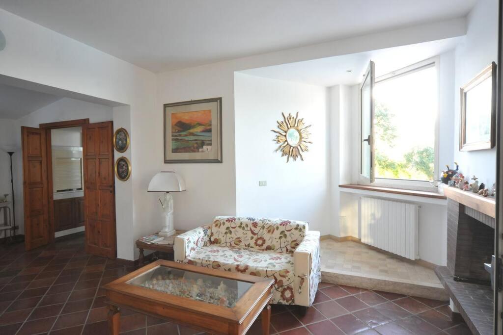 un salon avec un canapé et une table basse dans l'établissement CASA NEL VERDE CON GIARDINO E PISCINA PRIVATA, à Polignano a Mare