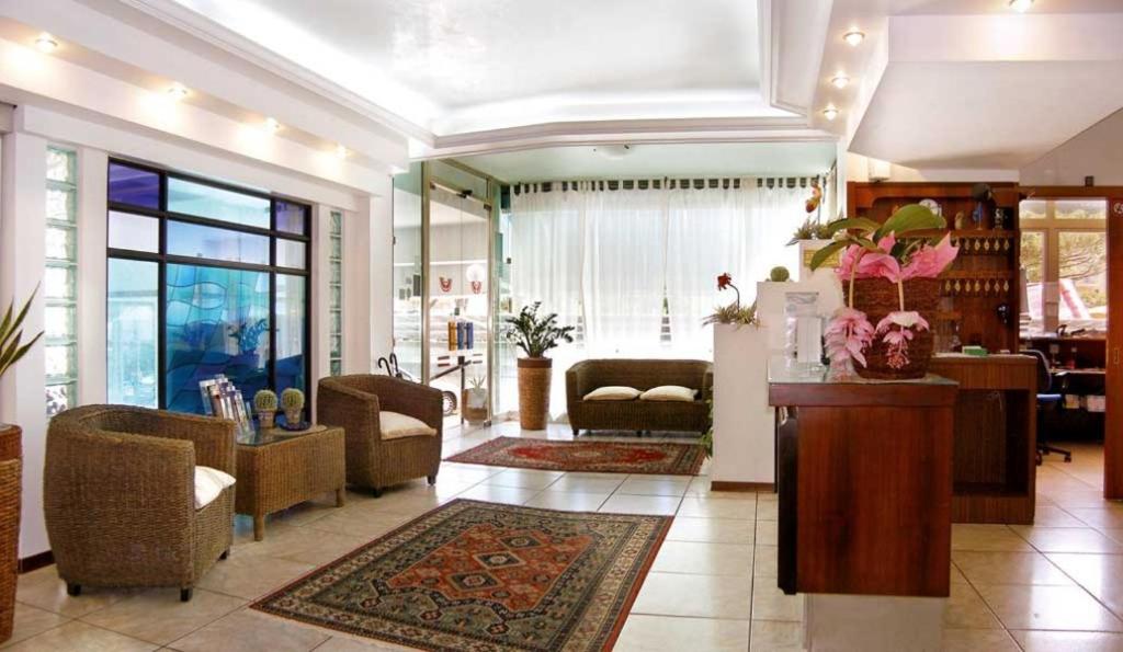 un grand salon avec des chaises et une table dans l'établissement Hotel La Brezza frontemare, à Lido di Jesolo 86 autres photos