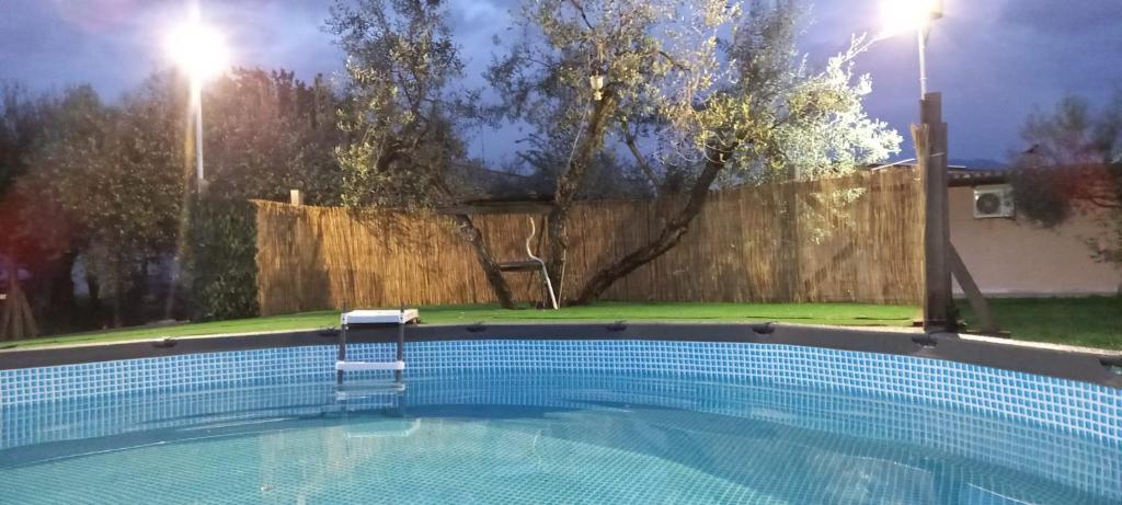 - une piscine avec une chaise dans l'arrière-cour dans l'établissement Casa nel verde a Monterotondo, à Cretone