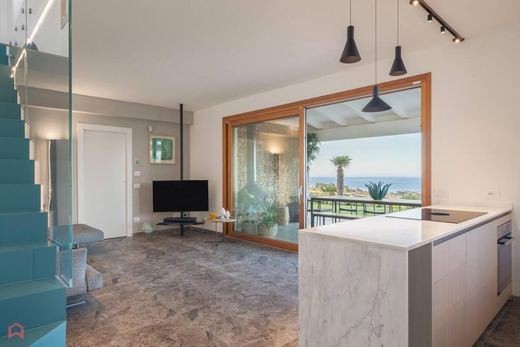 une cuisine avec vue sur l'océan dans l'établissement Sea View Villa whit Pool, à Scopello