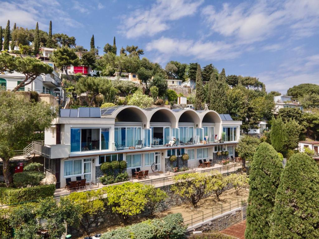 Vue aérienne d'une maison sur une colline arborée dans l'établissement Baba Residences, à Alassio