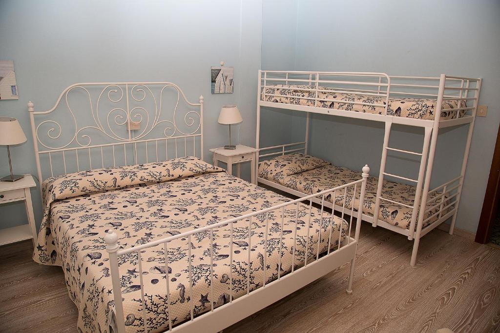 - une chambre avec deux lits superposés l'un à côté de l'autre dans l'établissement Hotel Umberto, à Rosolina Mare