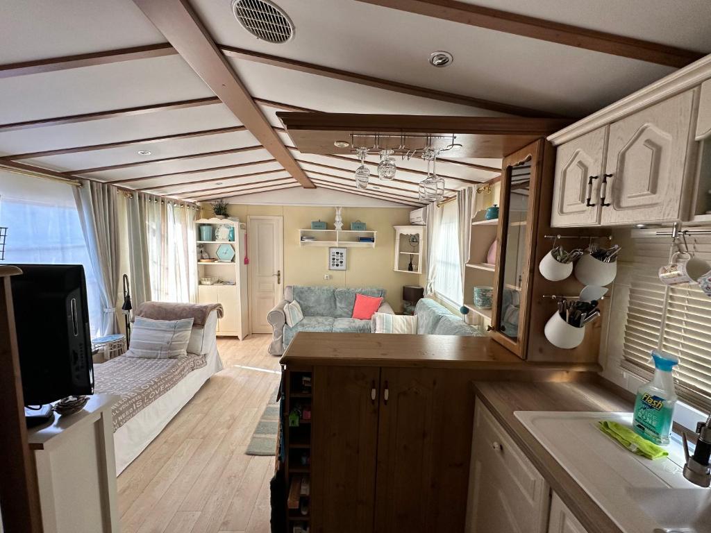 d'une cuisine et d'un salon. dans l'établissement Mobile Home, Camping Le Dattier, Fréjus, South of France, à Fréjus