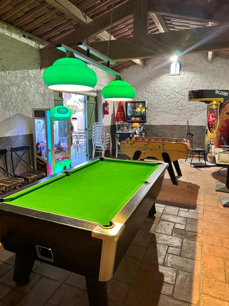 une salle de billard avec un billard et une salle d'arcade dans l'établissement Mobile Home, Camping Le Dattier, Fréjus, South of France, à Fréjus