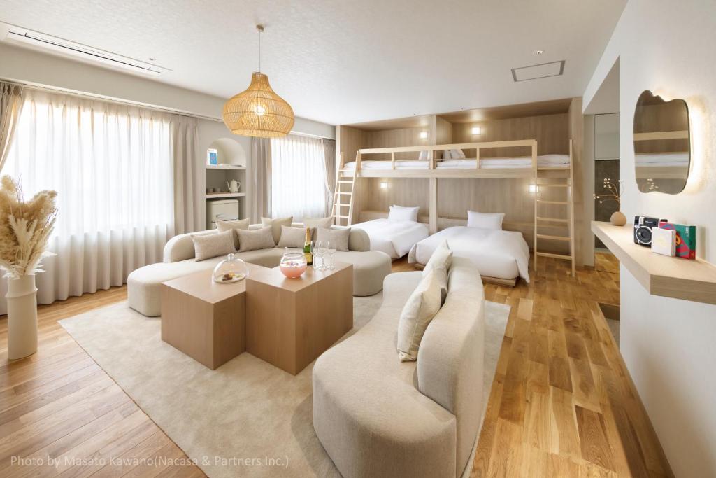 un salon avec un canapé et un lit dans l'établissement Atarayo Nishiizu Onsen, à Izu 37 autres photos