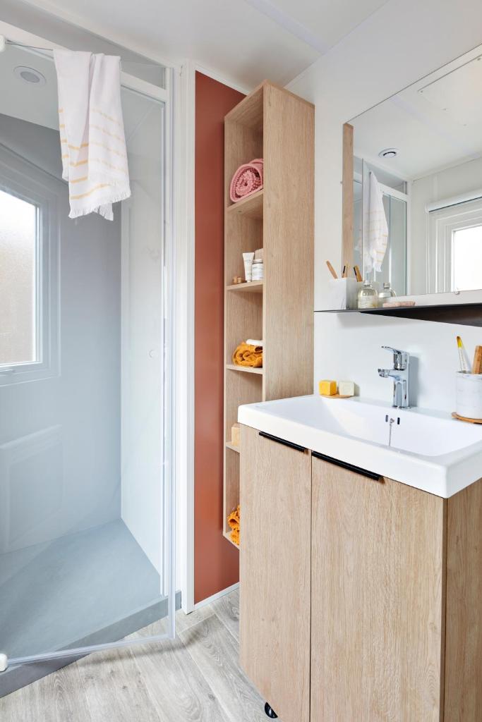 une salle de bain avec un lavabo et une douche dans l'établissement Camping Country Park Crecy La Chapelle - Site Officiel - Next to Disneyland Paris, à Crécy-la-Chapelle