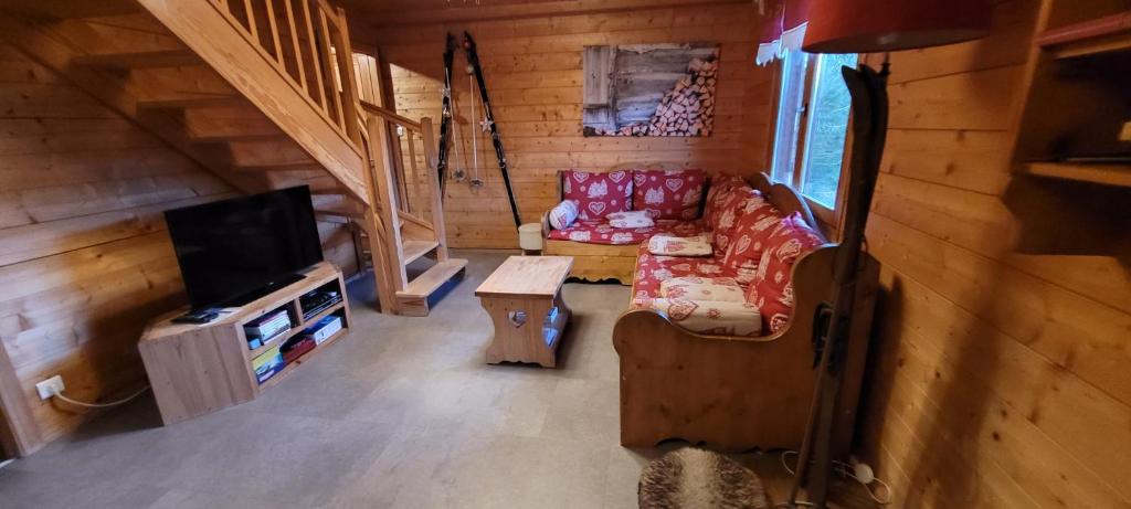 d'un salon dans une petite maison. dans l'établissement Chalet de la Grimpette au coeur de Gérardmer, à Gérardmer