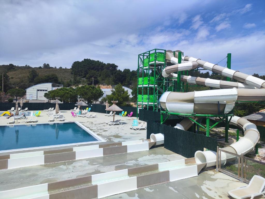- un toboggan aquatique dans un complexe avec piscine dans l'établissement La cabane de la falaise, à Narbonne