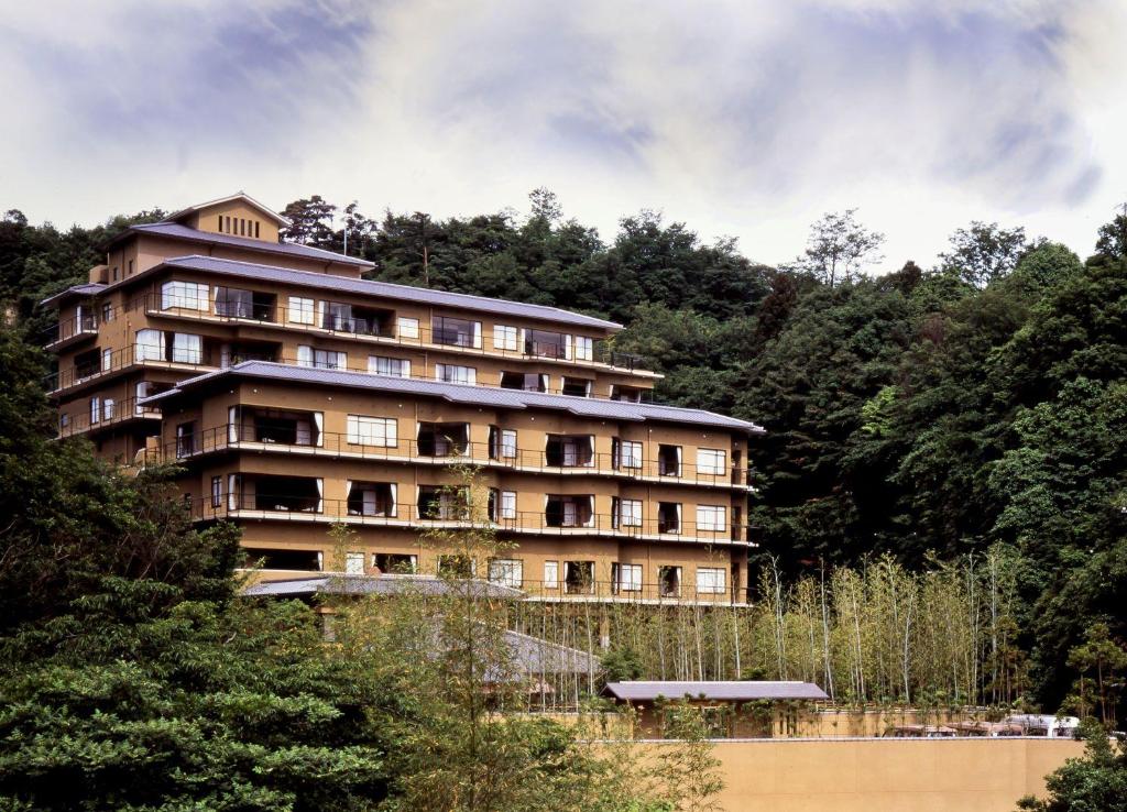 un grand bâtiment au milieu d'une forêt dans l'établissement Kinzan, à Kobe
