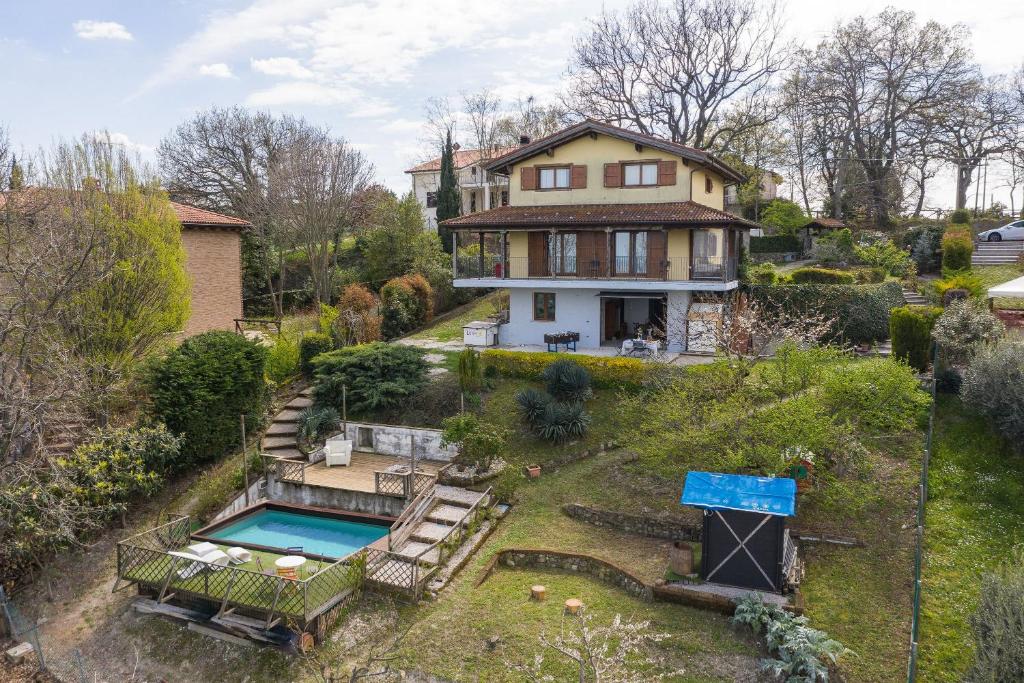une vue aérienne d'une maison avec piscine dans l'établissement La Nocciola by PosarelliVillas, à Cereto