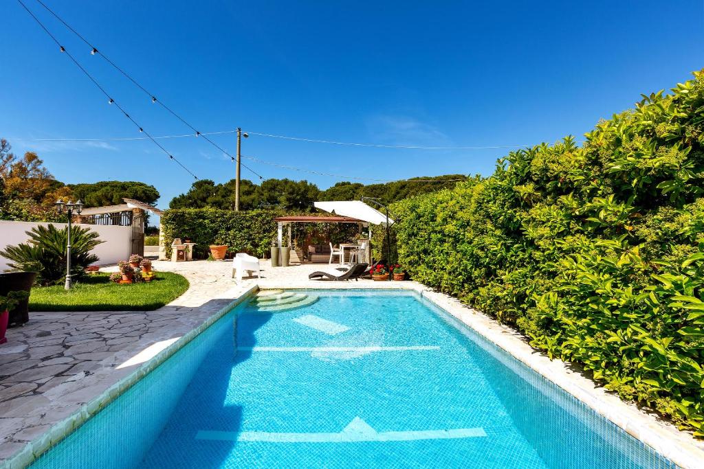 une piscine dans une cour avec une maison dans l'établissement Villa San Donato by BarbarHouse, à San Donato