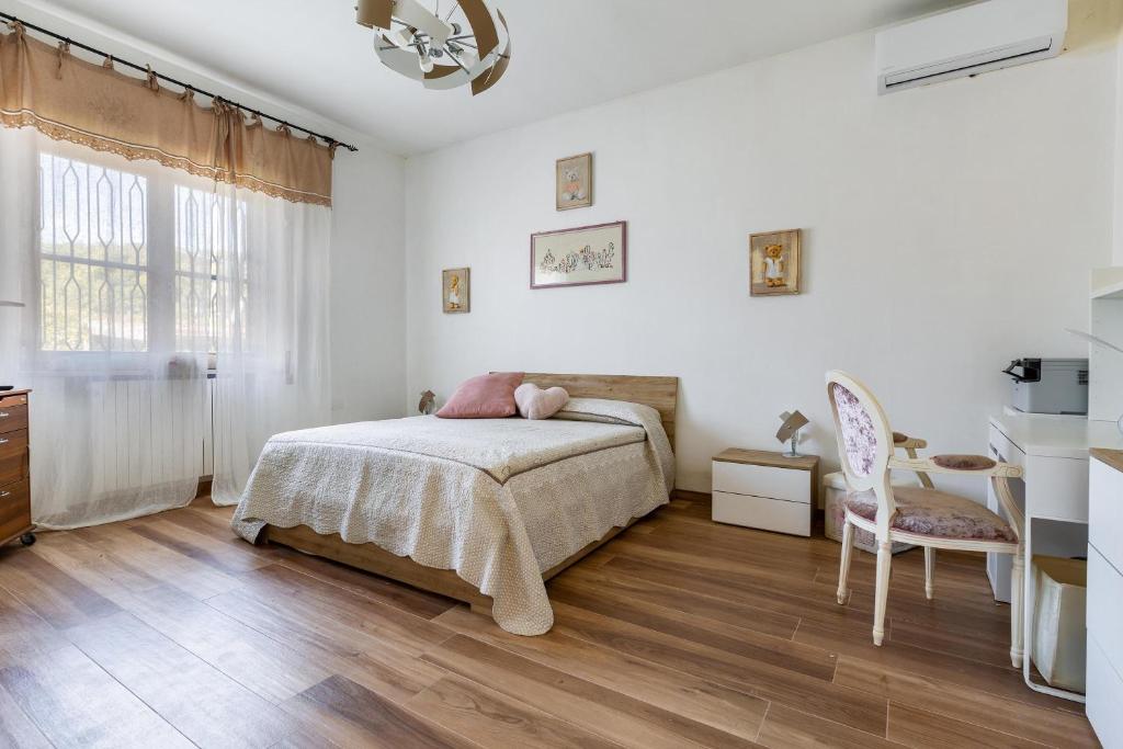 une chambre avec un lit, une table et des chaises dans l'établissement Villa San Donato by BarbarHouse, à San Donato