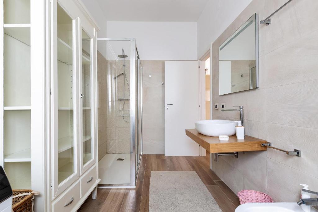 une salle de bain avec un lavabo et un miroir dans l'établissement Villa San Donato by BarbarHouse, à San Donato