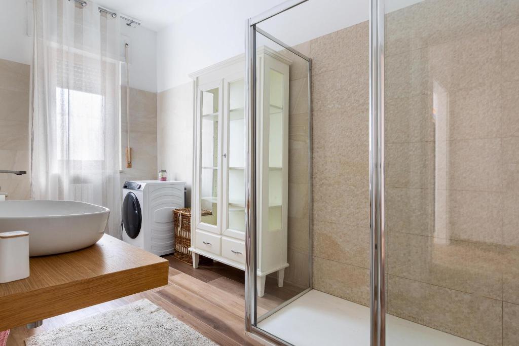 une salle de bain avec baignoire et douche en verre dans l'établissement Villa San Donato by BarbarHouse, à San Donato 19 autres photos
