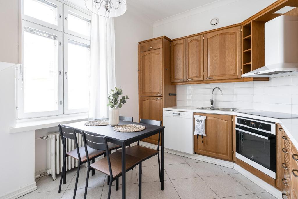 "Tuulensuu" - Historical 2BR Apartment with Sauna & Great Location 4