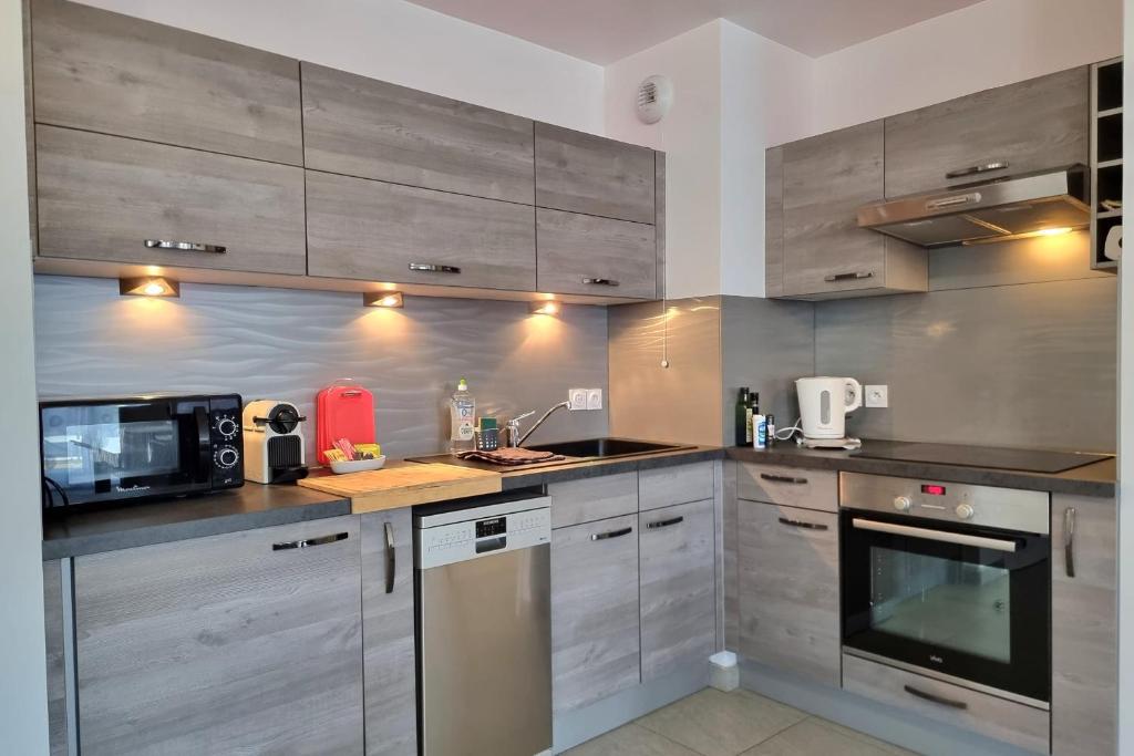 Chez Lou et Dan 4P apartment with balcony elevator and secure parking 3
