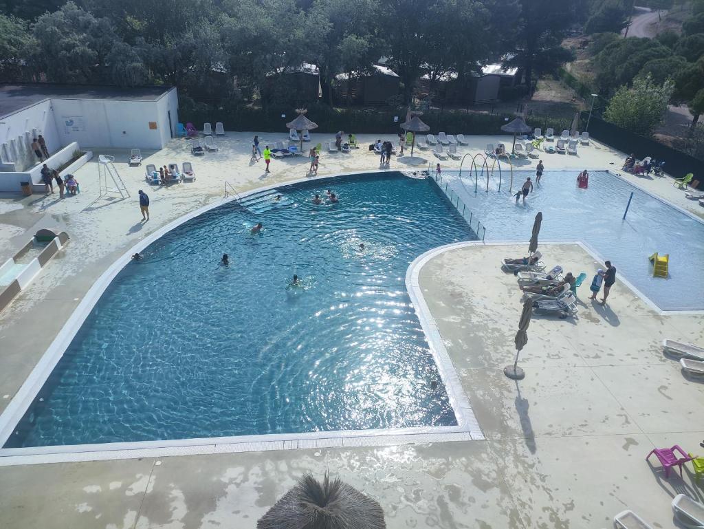 une vue aérienne d'une piscine avec des gens dedans dans l'établissement La cabane de la falaise, à Narbonne 12 autres photos