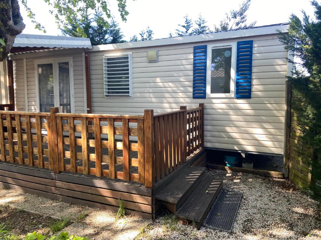 une clôture en bois devant une petite maison dans l'établissement Mobilhome 516, à La Teste-de-Buch 2 autres photos