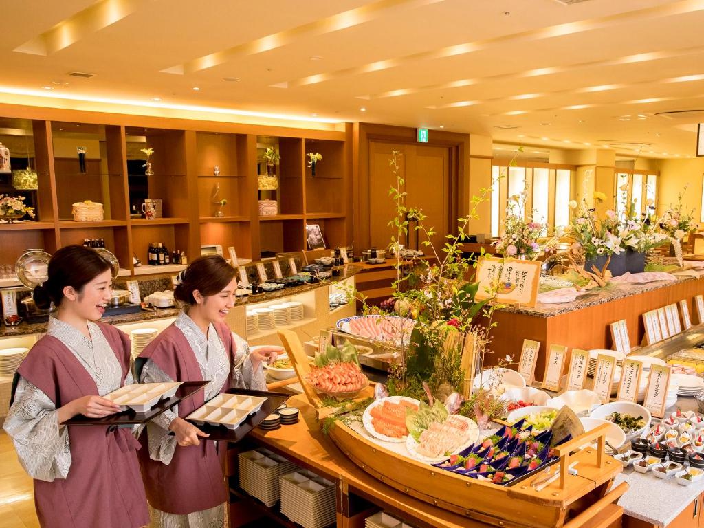 deux femmes debout devant un buffet dans un magasin dans l'établissement Hyoe Koyokaku, à Kobe