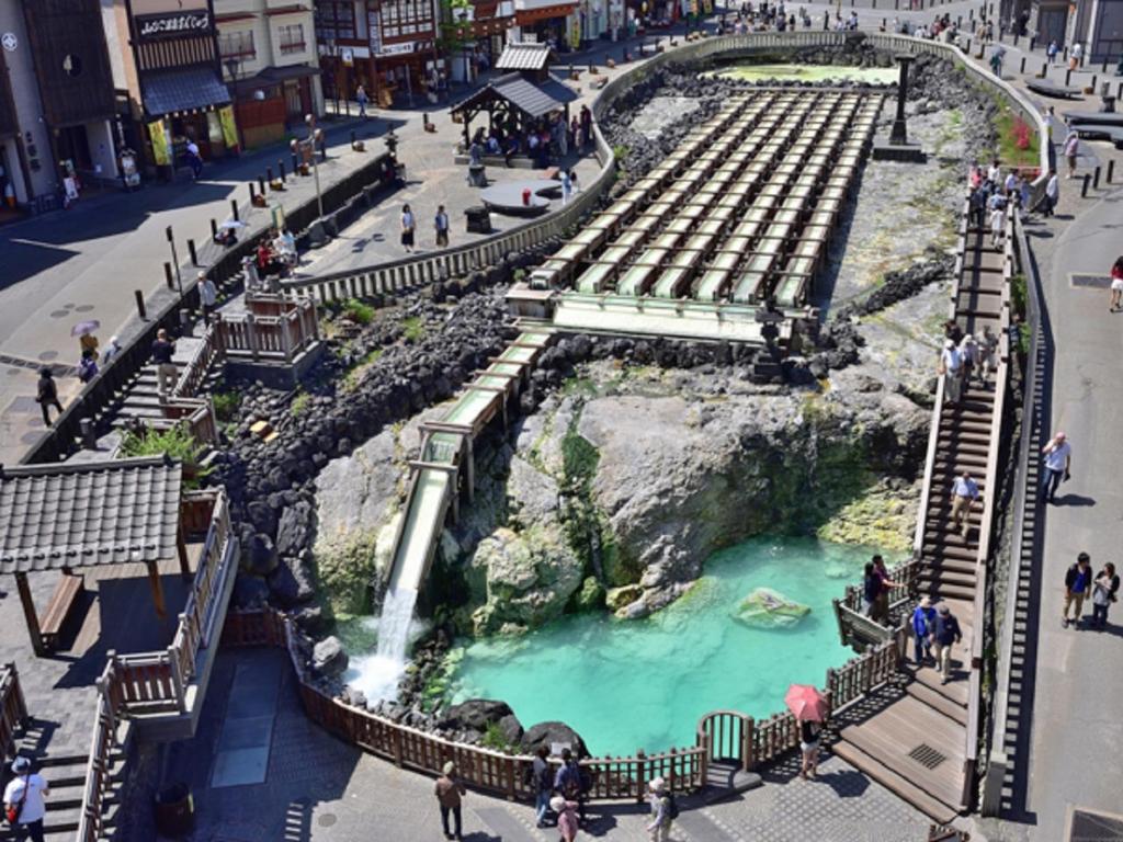 une maquette d'une cascade dans une gare dans l'établissement LiVEMAX RESORT Kusatsu Onsen, à Kusatsu 37 autres photos
