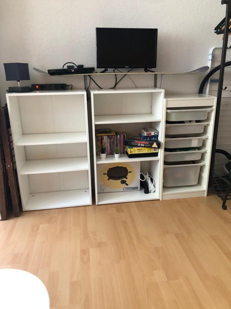 - une étagère blanche avec une télévision au-dessus dans l'établissement Appartement Super Besse, à Super-Besse