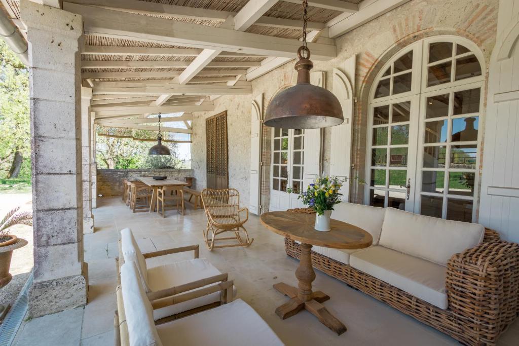 - un salon extérieur avec une table et des chaises dans l'établissement Gîte du Domaine de Roujol, à Brassac