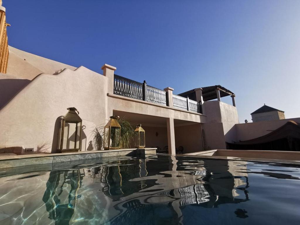 une piscine devant une maison dans l'établissement Riad Bijoux, à Marrakech