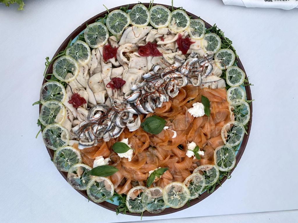 une assiette de nourriture avec des champignons sur une table dans l'établissement HOTEL MERCURIO SUL MARE - Fish restaurant and private beach, à Capo Vaticano