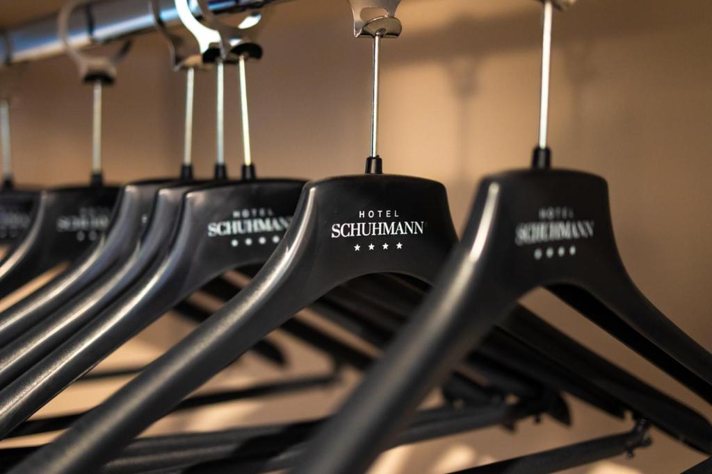 une rangée d'ustensiles noirs suspendus à un portant dans l'établissement Hotel Schuhmann, à Paestum