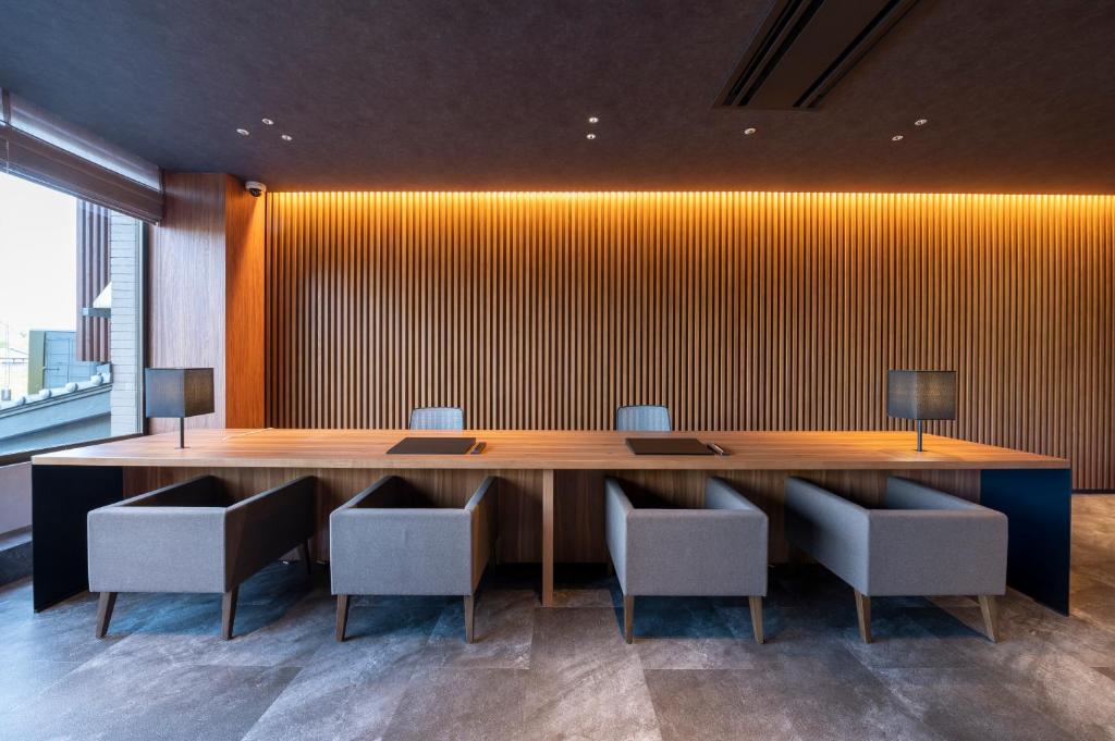 une salle de conférence avec une grande table et des chaises en bois dans l'établissement Urari Takeo Garden Terrace Spa Resorts, à Takeo 37 autres photos