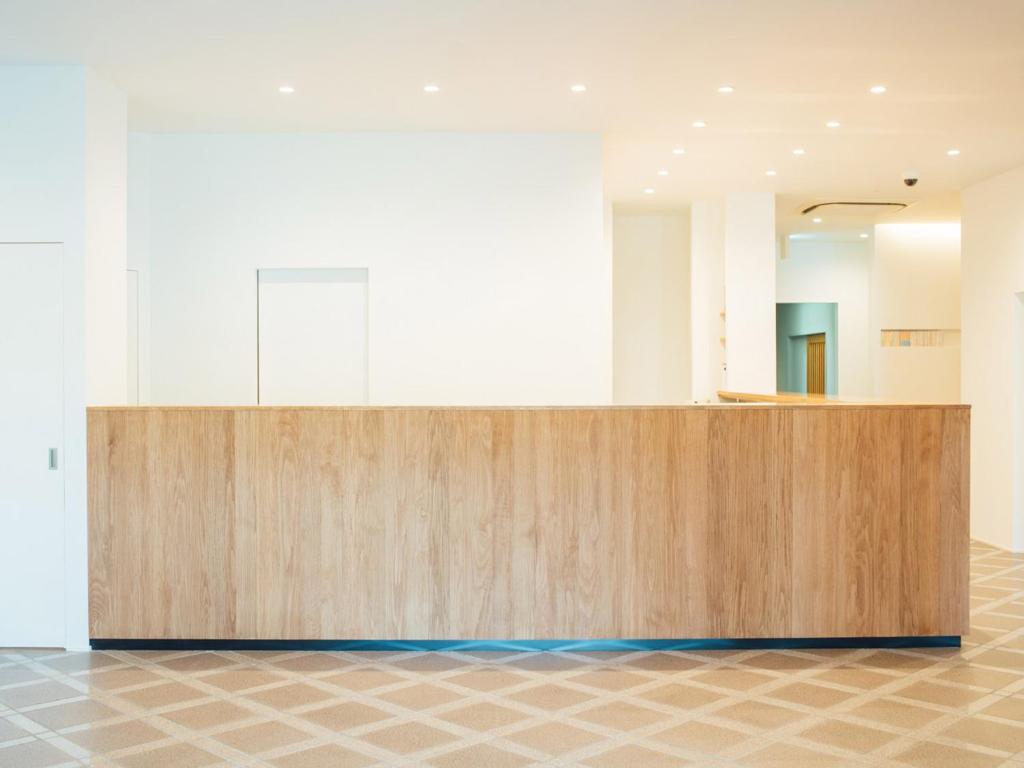 - une grande réception en bois dans la chambre dans l'établissement Gyokusenkaku, à Nagato 37 autres photos
