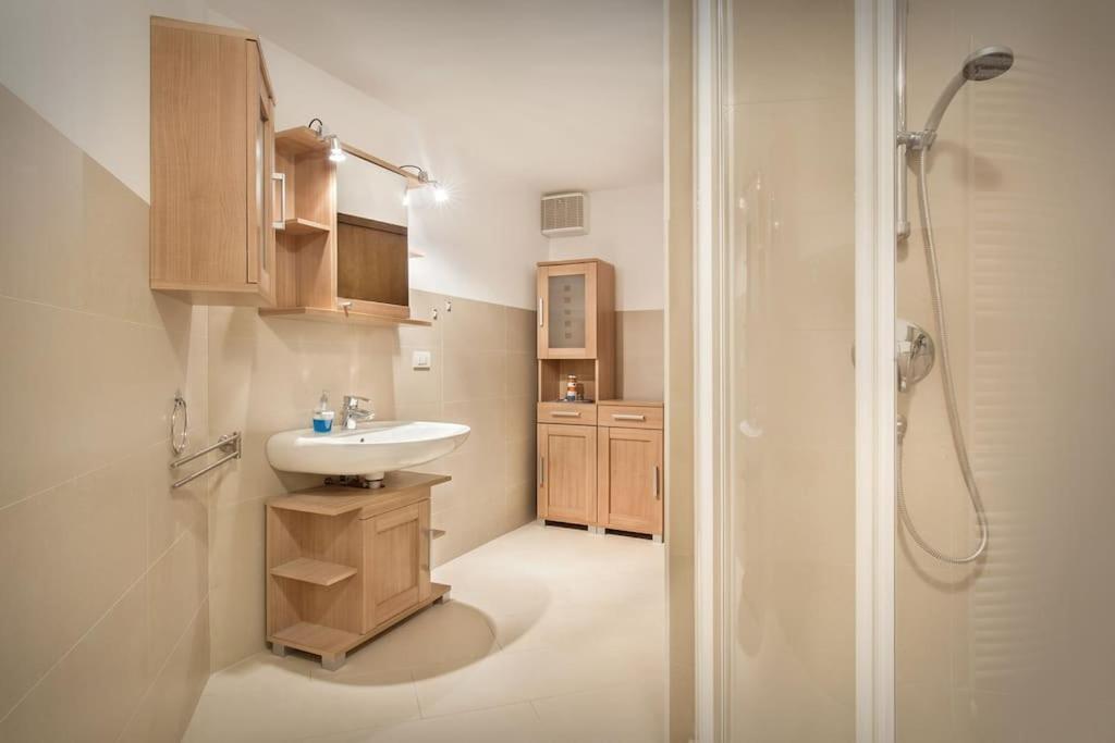 une salle de bain avec un lavabo et une douche dans l'établissement Villa Fuzzys - Un antico casale ristrutturato, à Malcesine