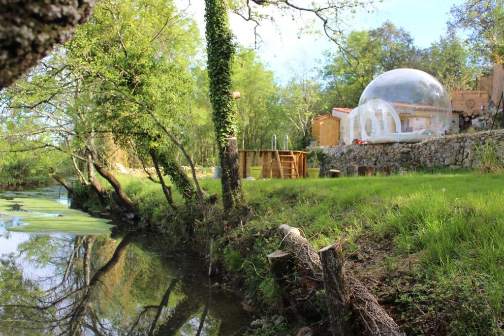un observatoire en forme de dôme situé à côté d'un plan d'eau dans l'établissement La bulle étoile, à Allegre Les Fumades