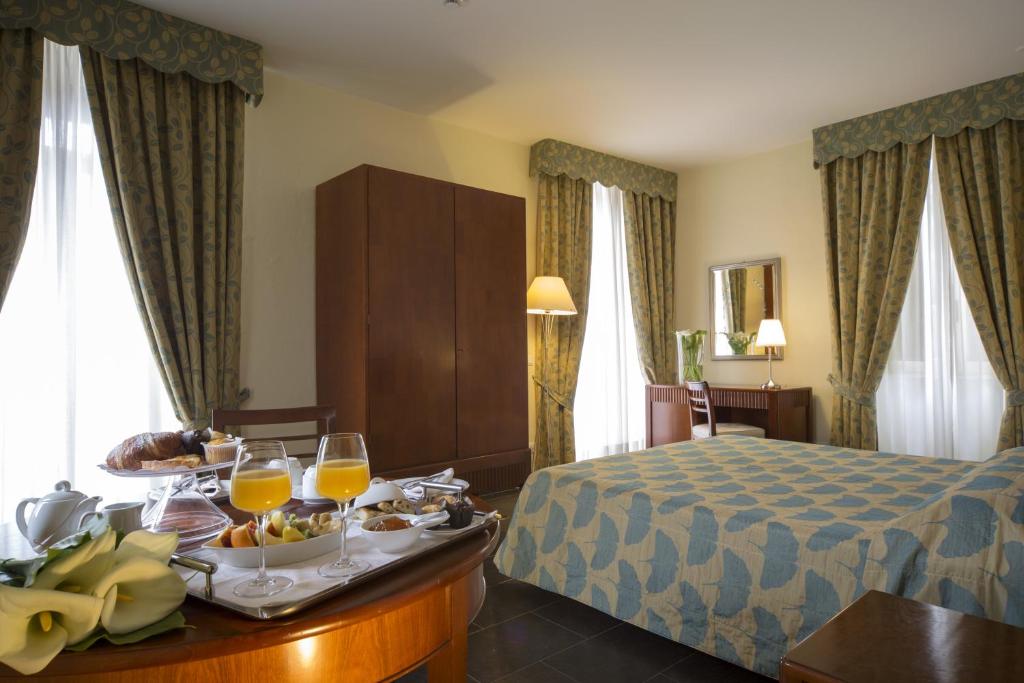 Cette chambre comprend un lit et un plateau/bouilloire. dans l'établissement Villa Imperiale Hotel, à Spotorno 92 autres photos