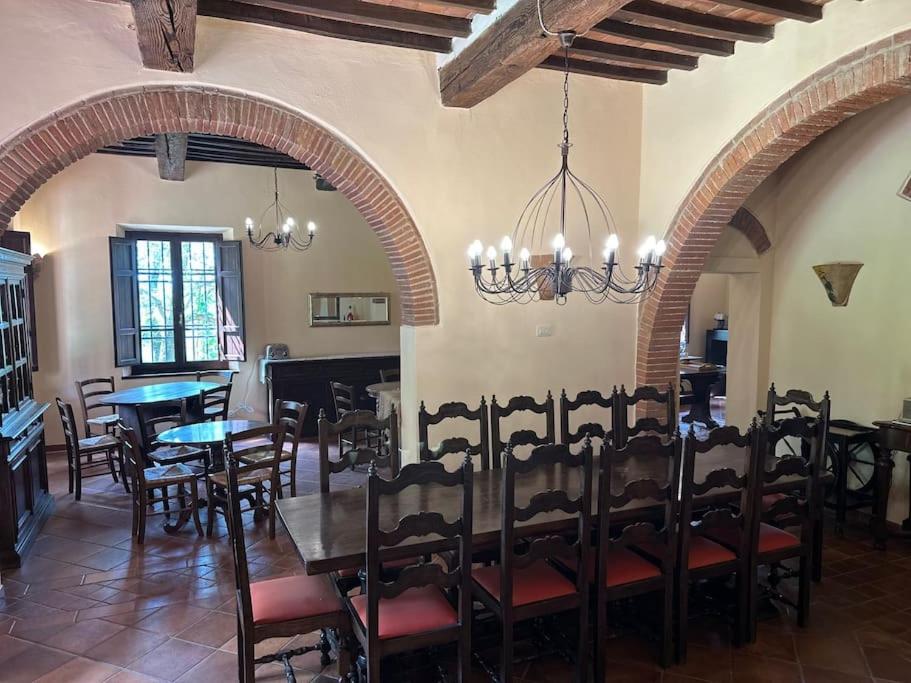 une salle à manger avec une grande table et des chaises dans l'établissement Villa Bella Cortona- Luxury Tuscan Villa, à Cortone