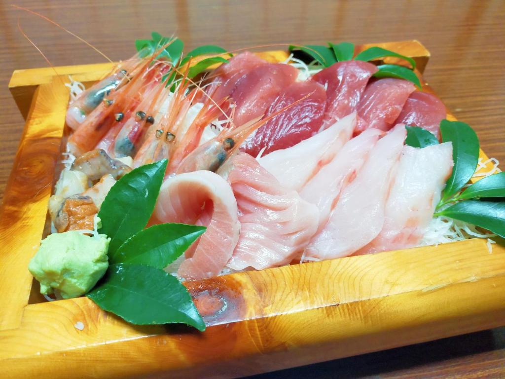 une assiette de nourriture avec différents types de sushis dans l'établissement Sado Ryosou Minato, à Sado
