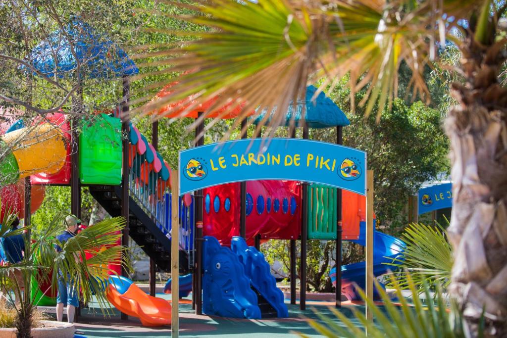 - une aire de jeux avec un train sur un toboggan dans l'établissement Camping Paradis Carcans Lacanau, à Carcans