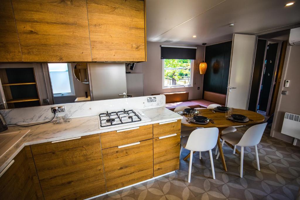 une cuisine avec une table et un comptoir dans l'établissement Camping Paradis Carcans Lacanau, à Carcans