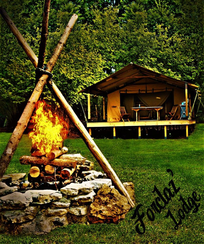 un foyer extérieur en face d'une cabane en rondins dans l'établissement Lodge Bois et Toile avec Vue, à Doussard