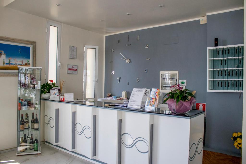 un magasin de vin avec un comptoir dans une pièce dans l'établissement Hotel Apollonia, à Lido di Savio