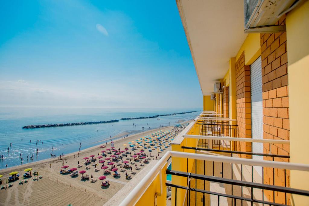 Elle comprend un balcon offrant une vue sur la plage. dans l'établissement Hotel Apollonia, à Lido di Savio