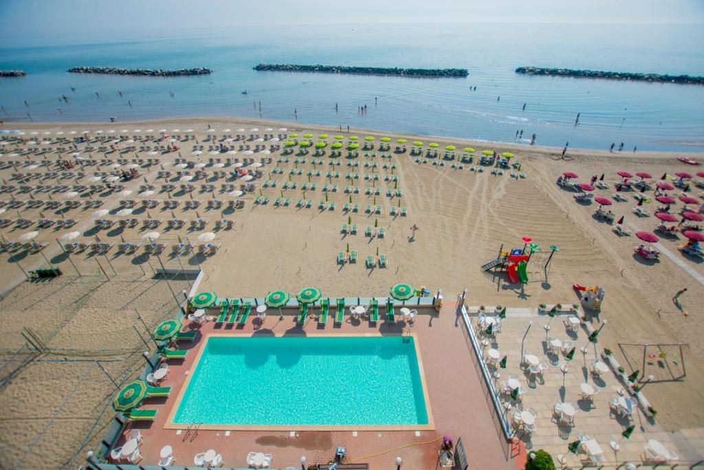- une vue aérienne sur une plage avec une piscine dans l'établissement Hotel Apollonia, à Lido di Savio 21 autres photos