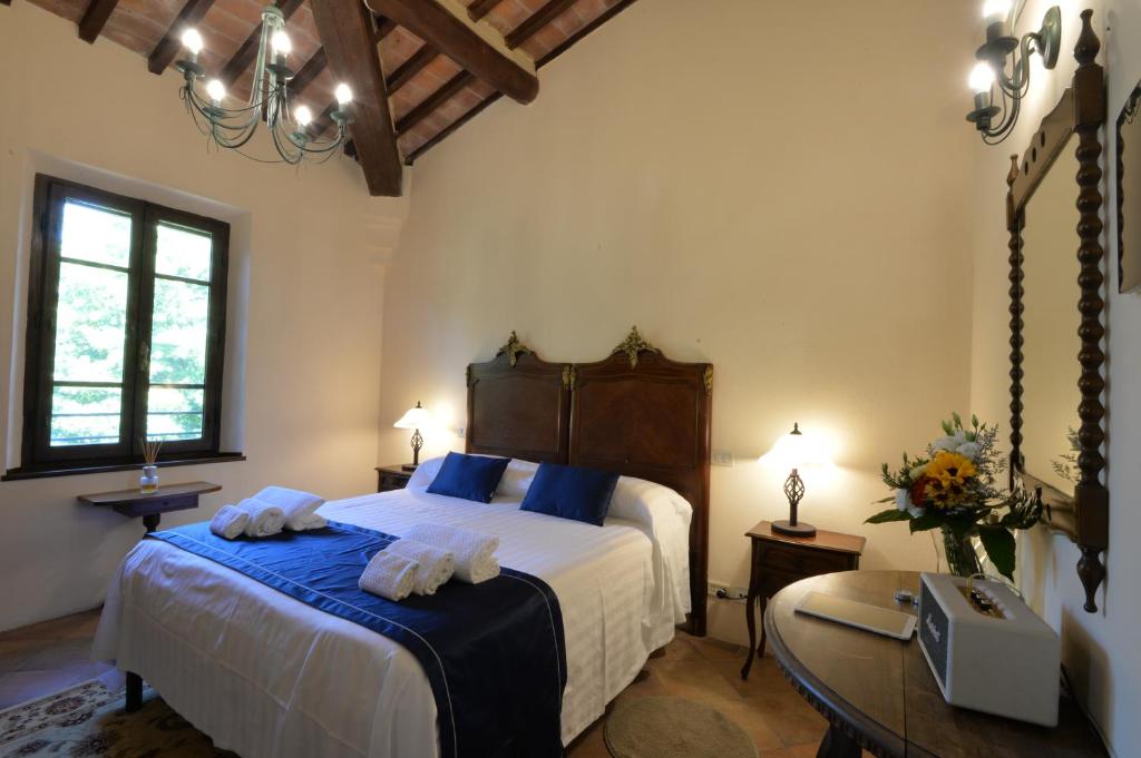 une chambre avec un lit avec deux serviettes dessus dans l'établissement Villa Bella Cortona- Luxury Tuscan Villa, à Cortone