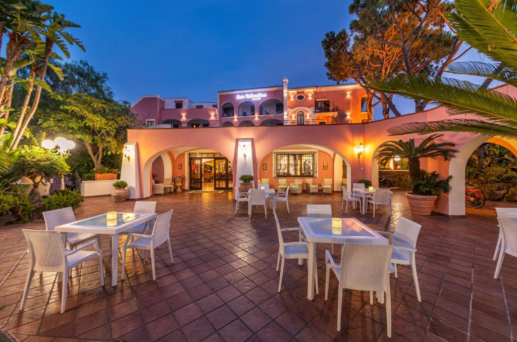 une terrasse avec des tables et des chaises devant un bâtiment dans l'établissement Hotel San Valentino Terme, à Ischia