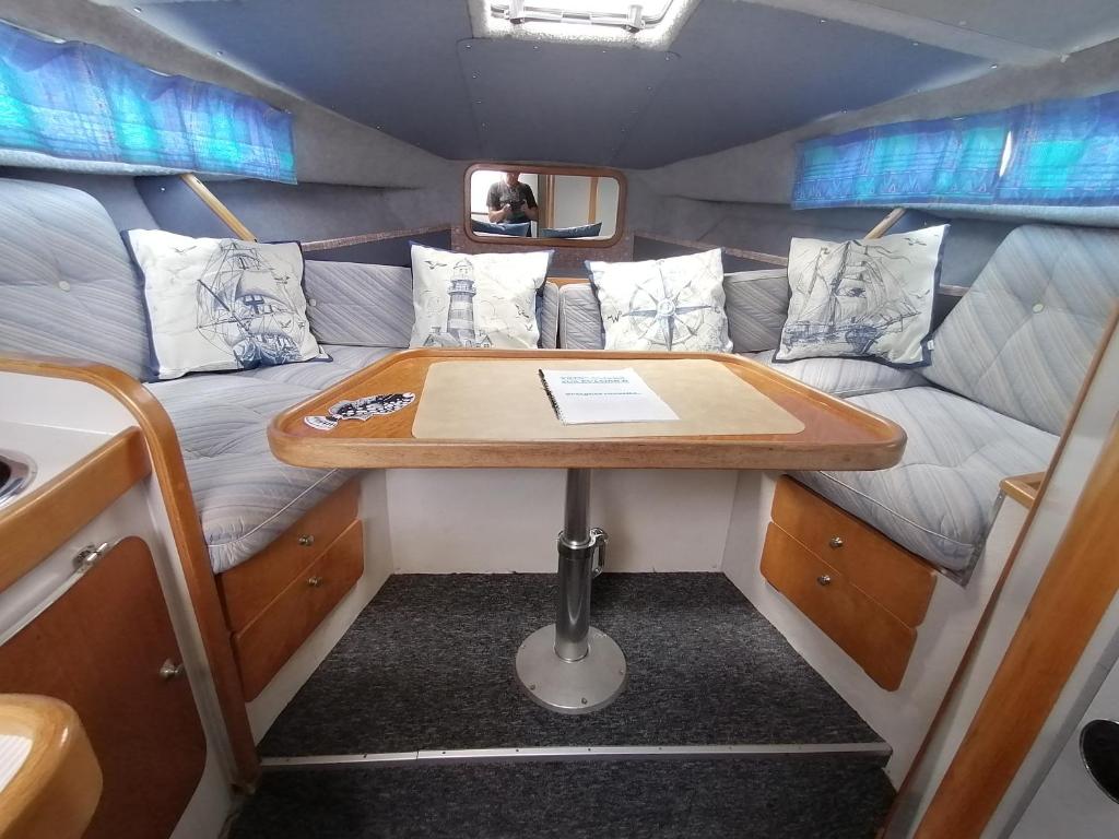 Photo de la galerie de l'établissement Séjour insolite sur un yacht. Bateau Hôtel à quai., à La Rochelle
